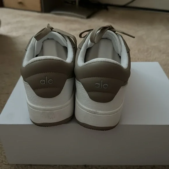 Alo yoga recovery sneaker. - Picture 3 of 6